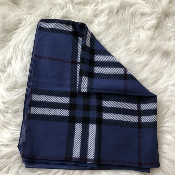 Burberry scarves/wraps - Picture 4 of 4
